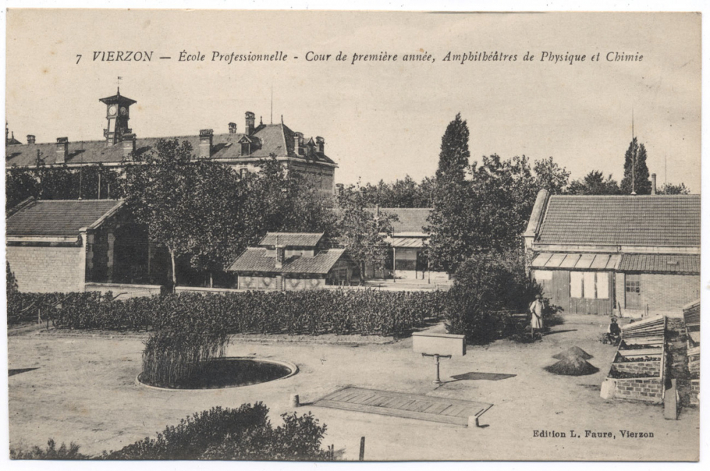 7 - Vierzon - Ecole Professionnelle - Cour de première année, Amphithéâtres de Physique et Chimie.