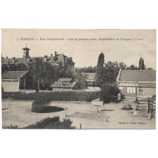 7 - Vierzon - Ecole Professionnelle - Cour de première année, Amphithéâtres de Physique et Chimie.