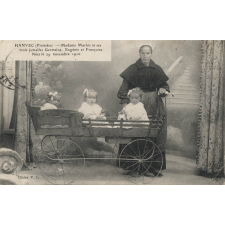 Hanvec (Finistère) - Madame Marhic et ses trois jumelles Germaine, Eugénie, et Françoise Nées le 29 Novembre 1910.