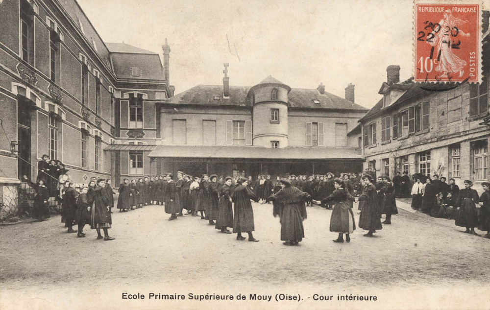 Ecole Primaire Supérieure de Mouy (Oise) - Cour intérieure.