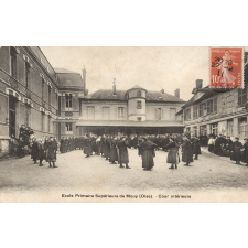Ecole Primaire Supérieure de Mouy (Oise) - Cour intérieure.