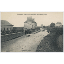 Cléder - La Maison d'école et la villa Ste-Anne.