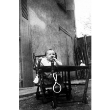 Bébé dans sa chaise. 