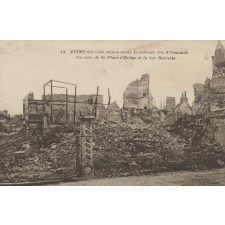 15 - Reims dans les ruines après la retraite des Allemands - Un coin de la Place d'Erlon et la rue Buirette.