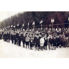 Ecole de garçons de Breteuil-sur-Noye - Retour d'une promenade scolaire faite par tous les élèves (juillet 1899).