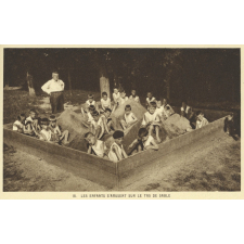 Ecole de plein air permanente - Ville de Mulhouse - Pfastatt (Haut-Rhin) - Les enfants s'amusent sur le tas de sable.