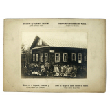 Ecole du village de Parzi, district de Glasoff, groupe d'élèves devant l'école, Zemstvo de Gouvernement de Wiatka, Album de vues des écoles.