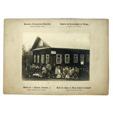 Ecole du village de Parzi, district de Glasoff, groupe d'élèves devant l'école, Zemstvo de Gouvernement de Wiatka, Album de vues des écoles.