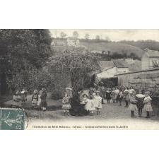 Institution de Mlle Riberou - Dreux - Classe enfantine dans le jardin.