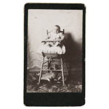 Bébé dans sa chaise haute.