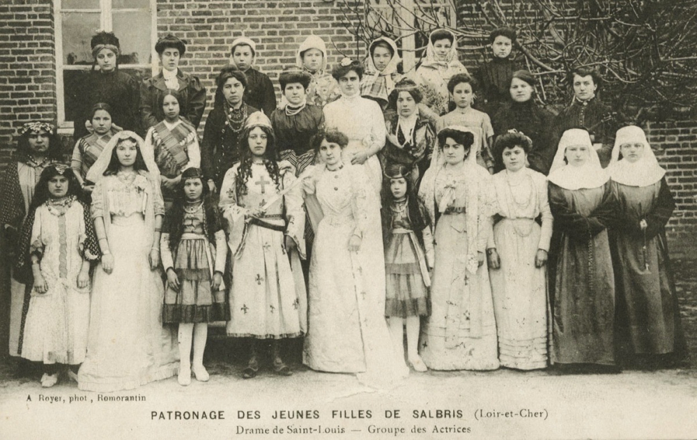 Patronage des jeunes Filles de Salbris (Loir-&-Cher) - Drame de Saint-Louis - Groupe des Actrices.