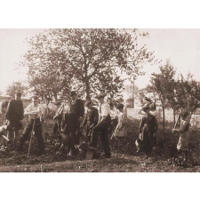Séance de jardinage à l'EPS d'Aubenas. 