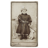Enfant avec canne. 
