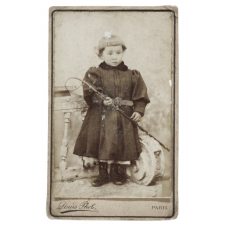 Enfant avec canne. 
