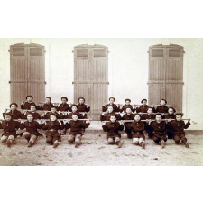 Ecoles de Mousserolles (Bayonne) et de Saint-Pierre d'Irube - Gymnastique : psycho-dynamique, flexion et extension des jambes.