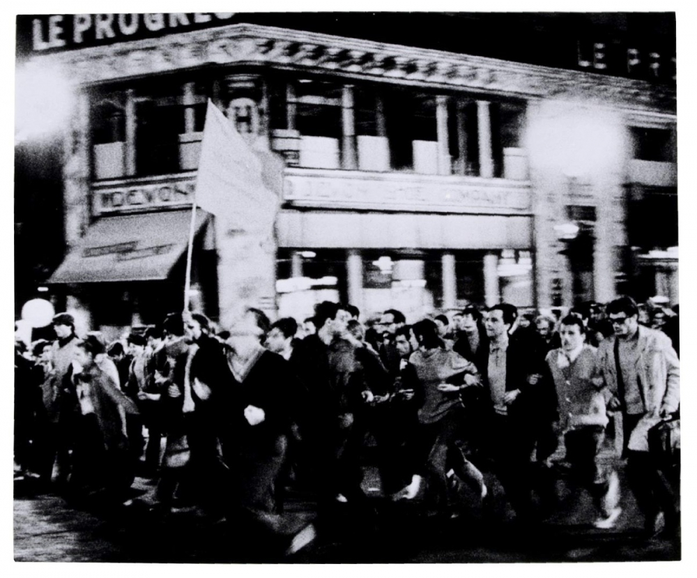 CRS arrêtant manifestant. 