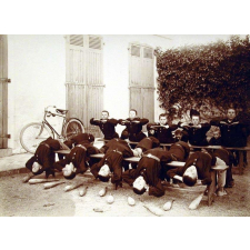 Ecoles de Mousserolles (Bayonne) et de Saint-Pierre d'Irube - Gymnastique suédoise : exercices avec les bancs.