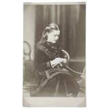 Jeune fille tricotant. 