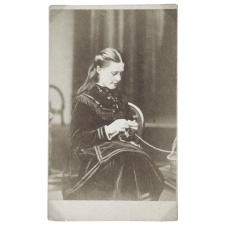 Jeune fille tricotant. 