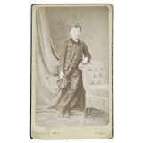 Jeune garçon en costume. 