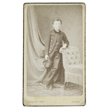 Jeune garçon en costume.