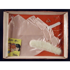 Boîte de vêtements et accessoires de poupée.