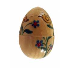 Oeuf en bois contenant une petite poupée. 