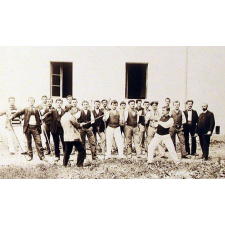 Ecole Normale d'Instituteurs de la Gironde - Elèves de la promotion 1896-99 en leçon de gymnastique.