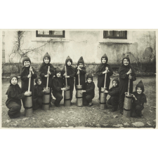 Ecole de Filles - Bussang - Les petits nains à la montagne.