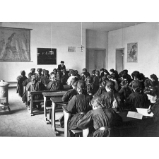 Ecole Primaire Supérieure de Saint Léonard. La grande salle d'études.

