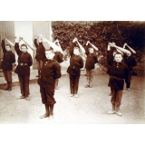 Ecoles de Mousserolles (Bayonne) et de Saint-Pierre d'Irube - Gymnastique: mills (moulinet autour du corps). 