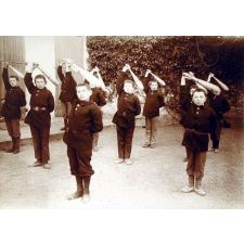 Ecoles de Mousserolles (Bayonne) et de Saint-Pierre d'Irube - Gymnastique: mills (moulinet autour du corps).