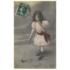 Petite fille au diabolo.