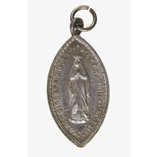 Médaille religieuse à l'effigie de Notre-Dame de Lourdes.