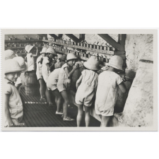 Pantin - Ecole Maternelle de plein Air (1923 - 1931) - La toilette.