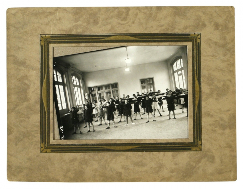 Ecole de filles, gymnastique. 