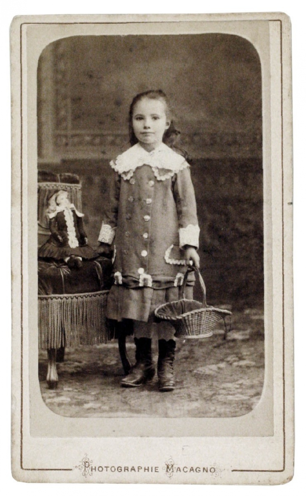 Fillette au panier. 