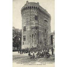 Ecole des Cordeliers - Dinan - Elèves en récréation près du Château de la Duchesse Anne.