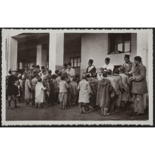 Nédroma - Ecole des Garçons - Soins donnés par les Elèves du Cours Complémentaire à leurs petits camarades (teigneux et trachomateux).