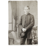 Jeune homme en costume. 