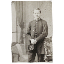 Jeune homme en costume.