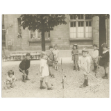 Enfants jouant au croquet.