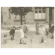 Enfants jouant au croquet.