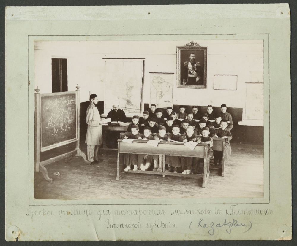 Jeunes garçons et maîtres en classe, Kazakzkan. 