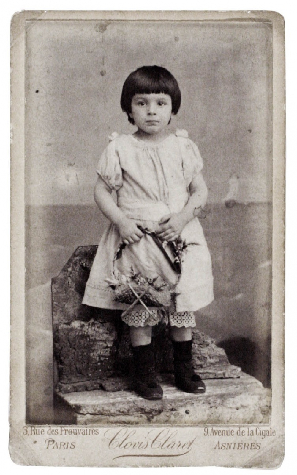 Petite fille avec panier de fleurs. 