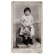 Petite fille avec panier de fleurs.