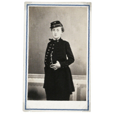 Jeune homme en costume.