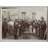 Maréchal-ferrant avec des élèves. 