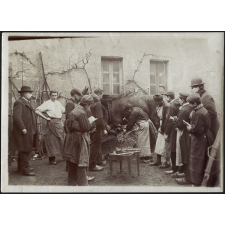 Maréchal-ferrant avec des élèves.