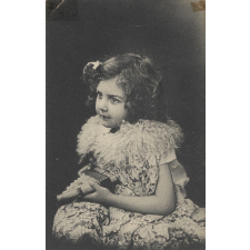 Petite fille à la flûte de Pan.